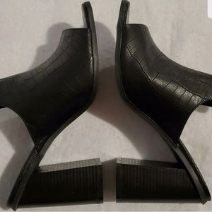 Seven7 Women's Size 8 Black Isabella Mules Croc Texture 4" Heel Vegan Leather